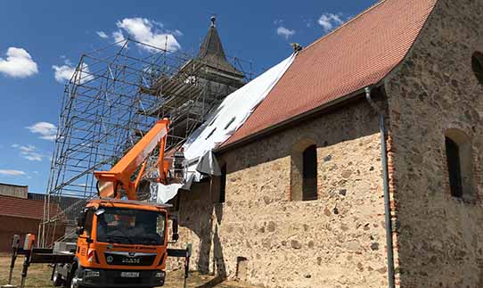 Begasung der Kirche in Berge